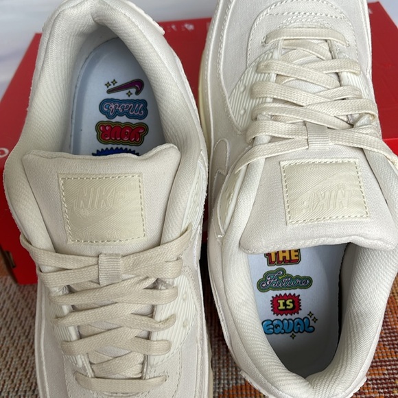 Nike WMNS Air Max 90 SE
Sail/Cashmere/Team Gold/ Sail
Women's Shoes
FD0867-133 - Picture 15 of 16